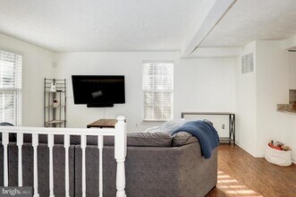 1598 Woodcrest Dr in Reston, VA - Building Photo - Building Photo
