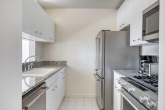 255 W 94th St in New York, NY - Foto de edificio - Building Photo