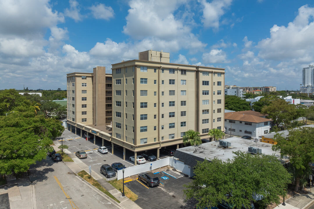 Telstar Condominiums in Hollywood, FL - Foto de edificio