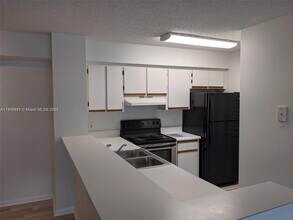 560 S Park Rd in Hollywood, FL - Building Photo - Building Photo