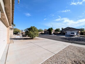 5770 W Golden Ln in Glendale, AZ - Building Photo - Building Photo