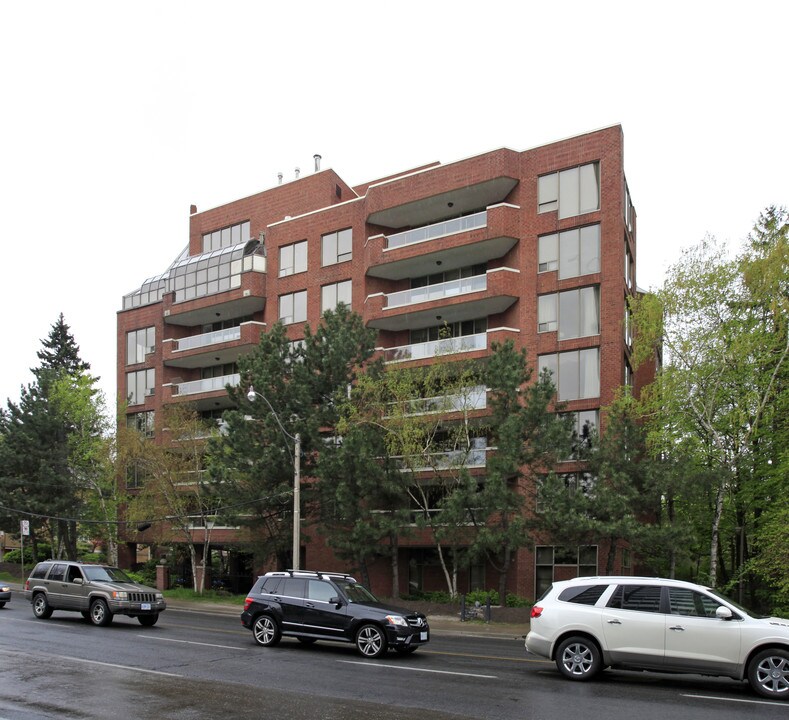 2 Lynwood Ave in Toronto, ON - Building Photo
