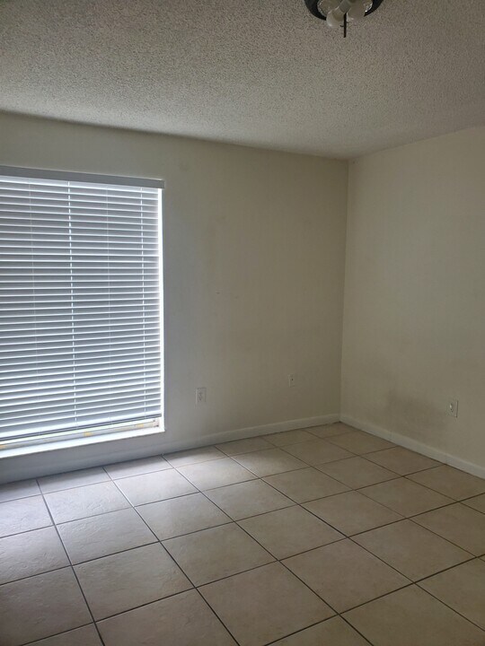 10810 SW 88th St in Miami, FL - Foto de edificio