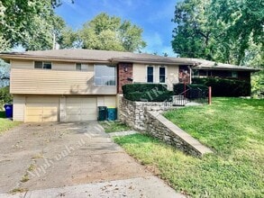5801 Larsen Ln in Shawnee, KS - Building Photo - Building Photo
