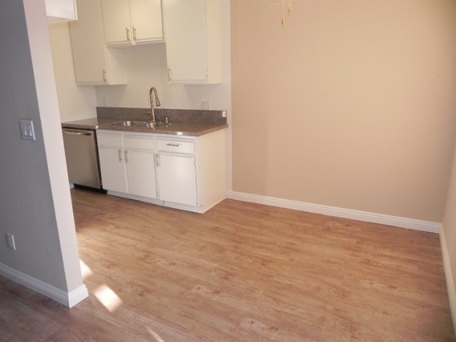 8602 Chapman Ave in Garden Grove, CA - Foto de edificio - Building Photo