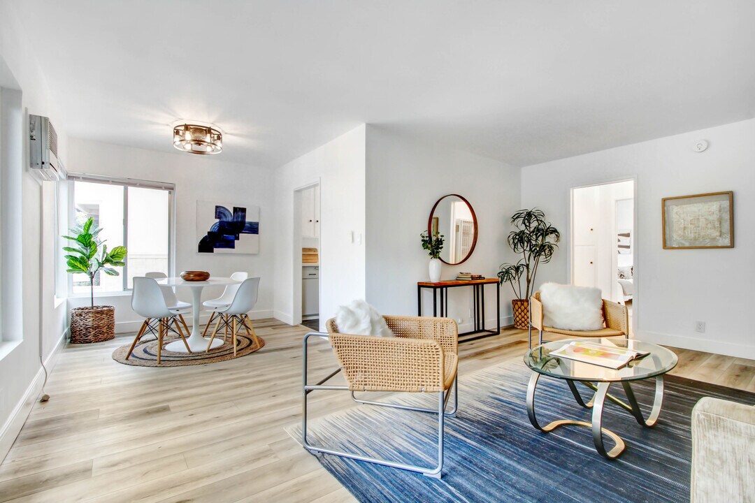 8514 Sherwood Dr in West Hollywood, CA - Building Photo