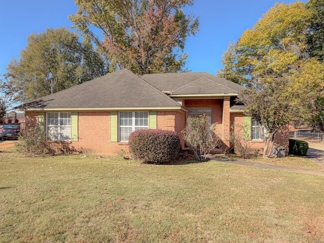 property at 905 Daisy Ct