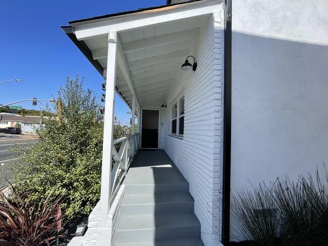 1250 Manhattan Beach Blvd in Manhattan Beach, CA - Foto de edificio - Building Photo