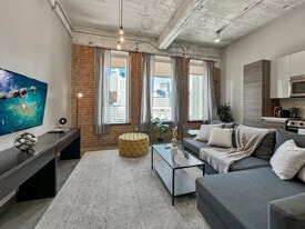 555 Evergreen St in Dallas, TX - Building Photo