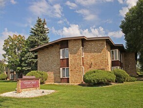 Cedar Crest Apartments in Bloomington, MN - Foto de edificio - Building Photo