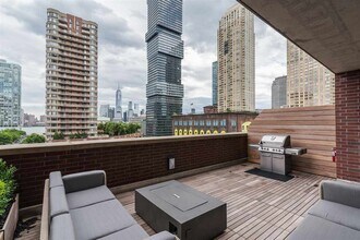 389 Washington St-Unit -18J in Jersey City, NJ - Building Photo - Building Photo