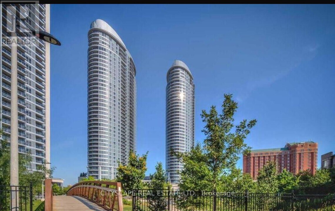 135 Village Green Square in Toronto, ON - Building Photo