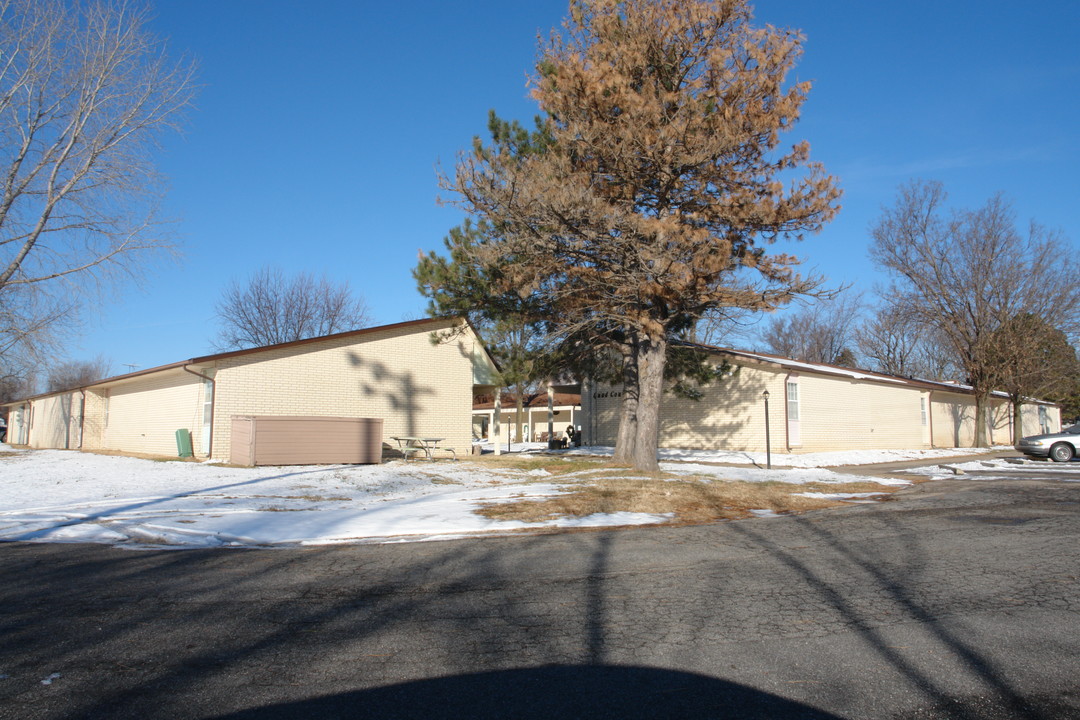 Quad County Manor in Mulvane, KS - Foto de edificio