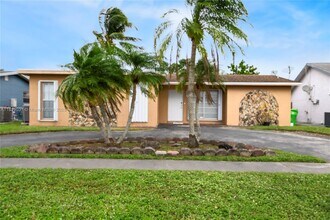 9523 NW 26th St in Sunrise, FL - Building Photo - Building Photo