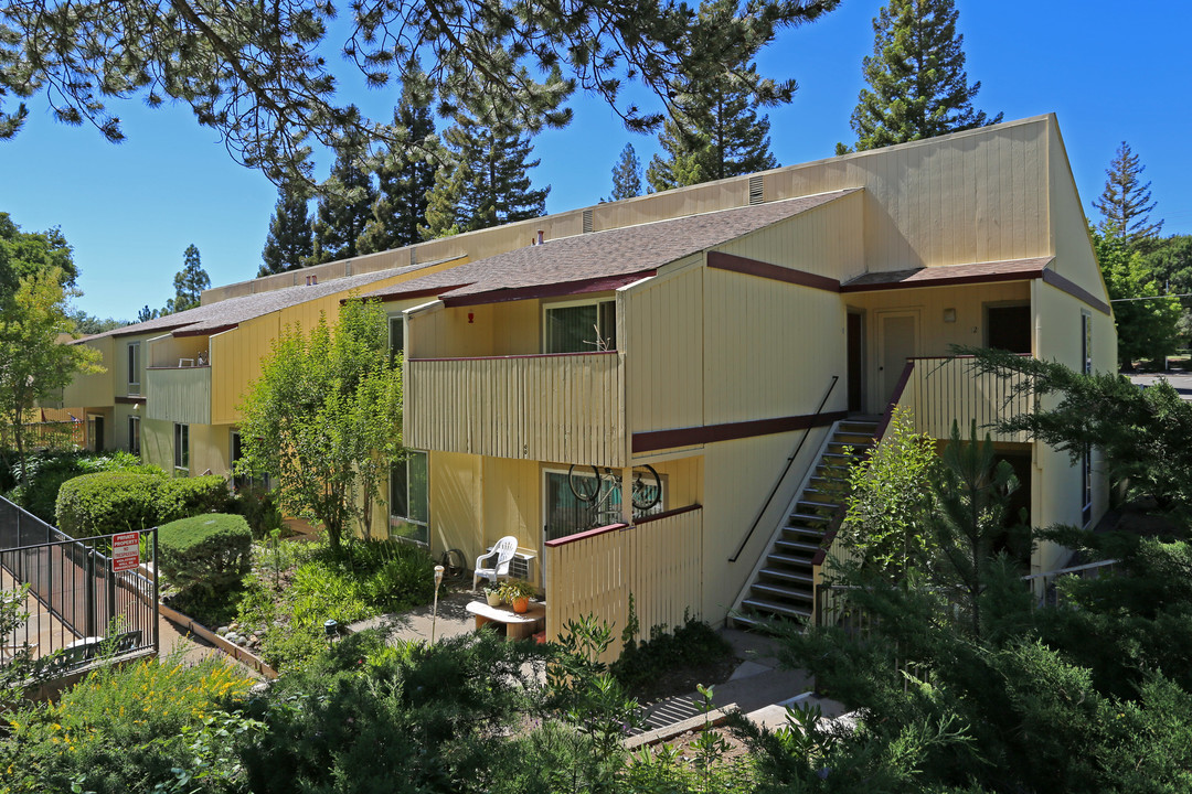 Country Club Garden Apartments in Cameron Park, CA - Building Photo