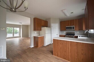 30 Barton Ct in Inwood, WV - Foto de edificio - Building Photo