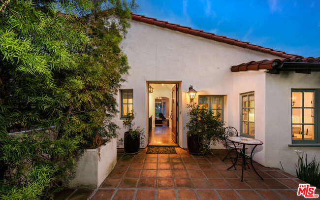 3145 La Suvida Dr in Los Angeles, CA - Building Photo - Building Photo
