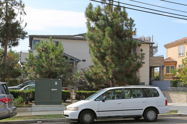 327-337 Oak Ave in Carlsbad, CA - Building Photo - Building Photo