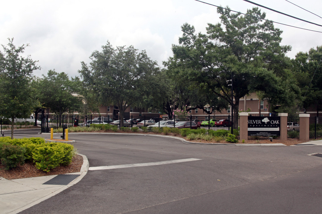 Silver Oaks in Tampa, FL - Foto de edificio