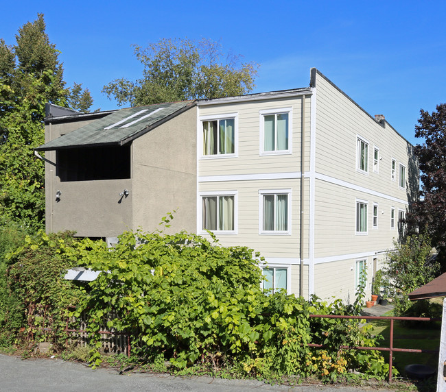 3223 Findlay St in Vancouver, BC - Building Photo - Building Photo