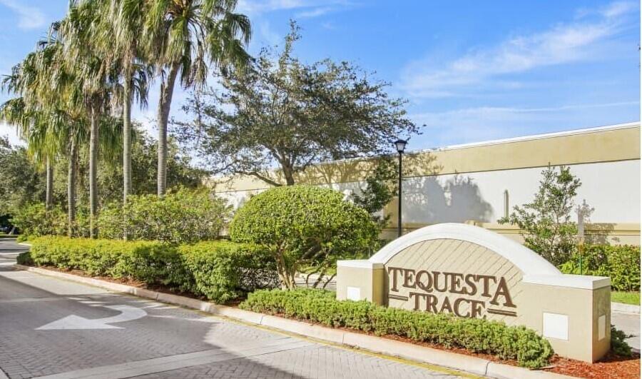 108 Lighthouse Cir in Tequesta, FL - Building Photo