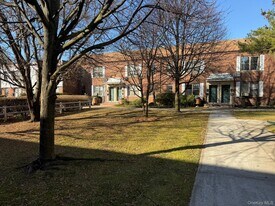 70-43B Park Dr E in Queens, NY - Building Photo