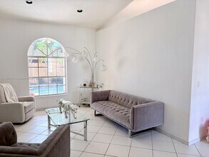 15234 SW 140th St in Miami, FL - Foto de edificio - Building Photo