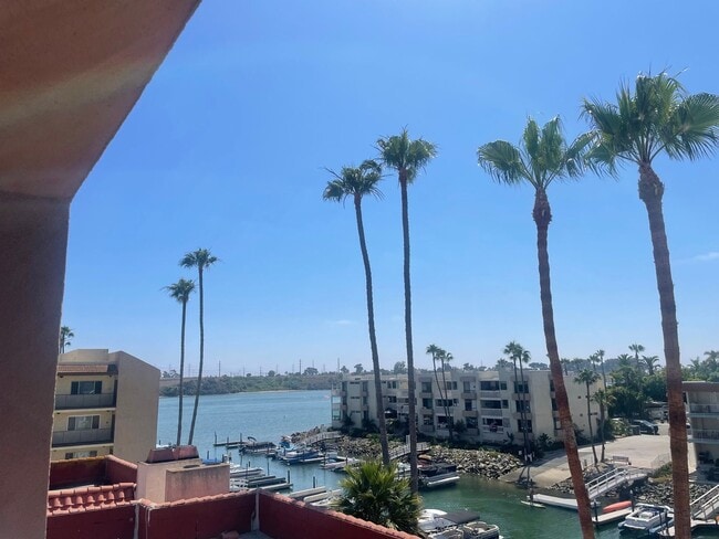 4705 Marina Dr in Carlsbad, CA - Foto de edificio - Building Photo