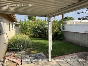 7042 Jon Allan Dr in Los Angeles, CA - Building Photo - Building Photo