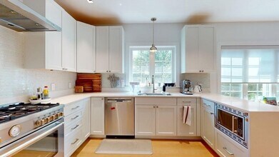 21 Crowninshield Rd in Brookline, MA - Foto de edificio - Building Photo