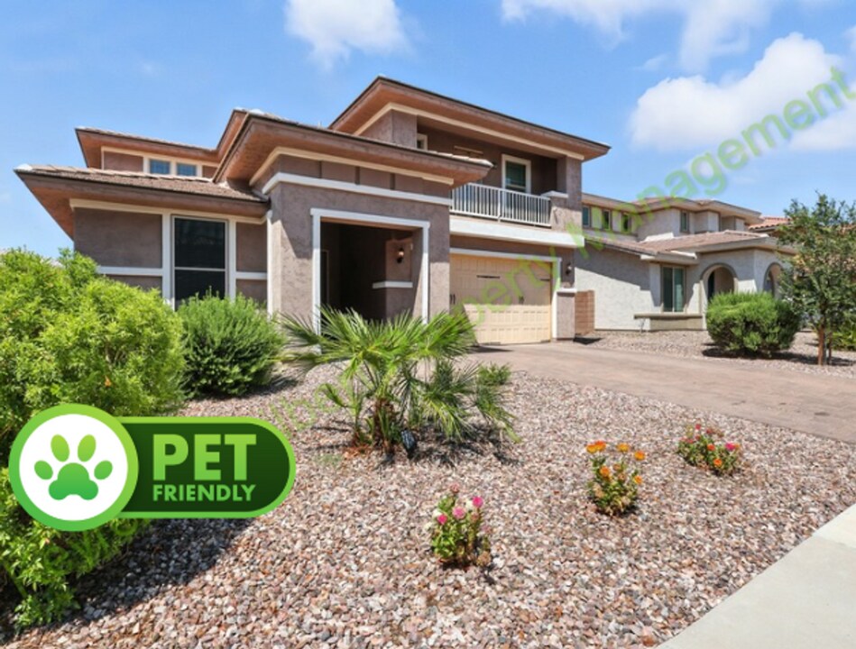 2430 E Hazeltine Way in Gilbert, AZ - Foto de edificio