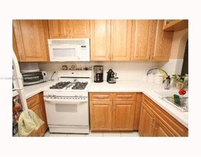 6707 N Kendall Dr in Miami, FL - Building Photo - Building Photo