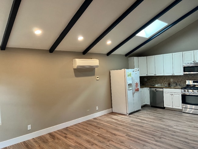 26033 Fallbrook in Lake Forest, CA - Foto de edificio - Building Photo