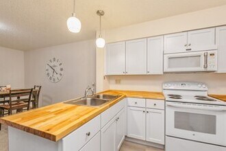 808 Westwinds Dr-Unit -5 in Iowa City, IA - Building Photo - Building Photo