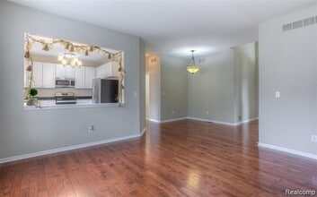 38476 Lynwood Ct in Farmington Hills, MI - Foto de edificio - Building Photo