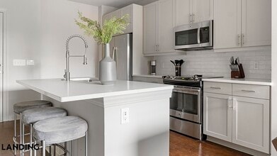 2420 Peachtree Rd NW in Atlanta, GA - Foto de edificio - Building Photo