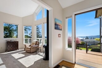 553 E Sunrise Blvd in Oak Harbor, WA - Building Photo - Building Photo