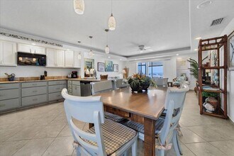 6154 Midnight Pass Rd in Sarasota, FL - Foto de edificio - Building Photo