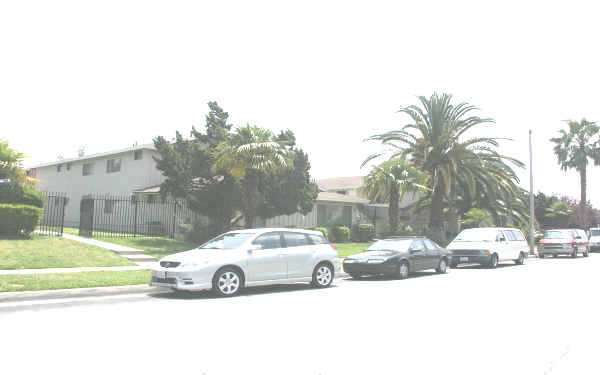 350 N Vecino Dr in Covina, CA - Foto de edificio - Building Photo