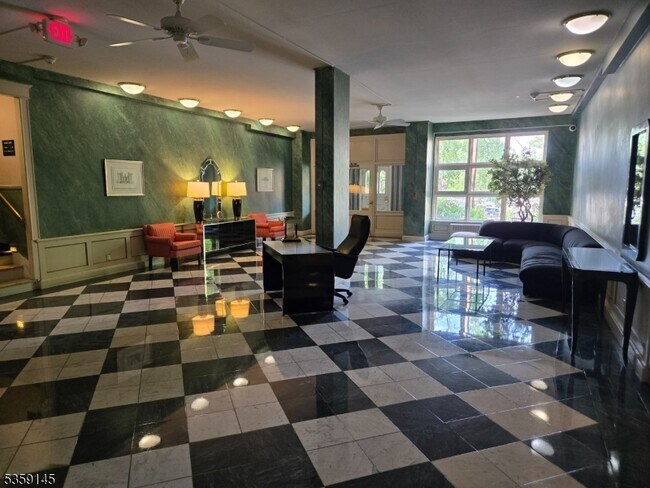 5 Roosevelt Pl in Montclair, NJ - Building Photo - Building Photo