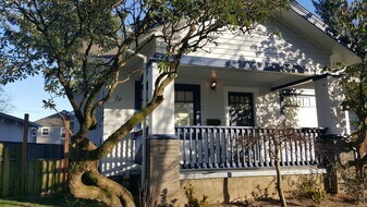 7924 SE Milwaukie Ave in Portland, OR - Building Photo