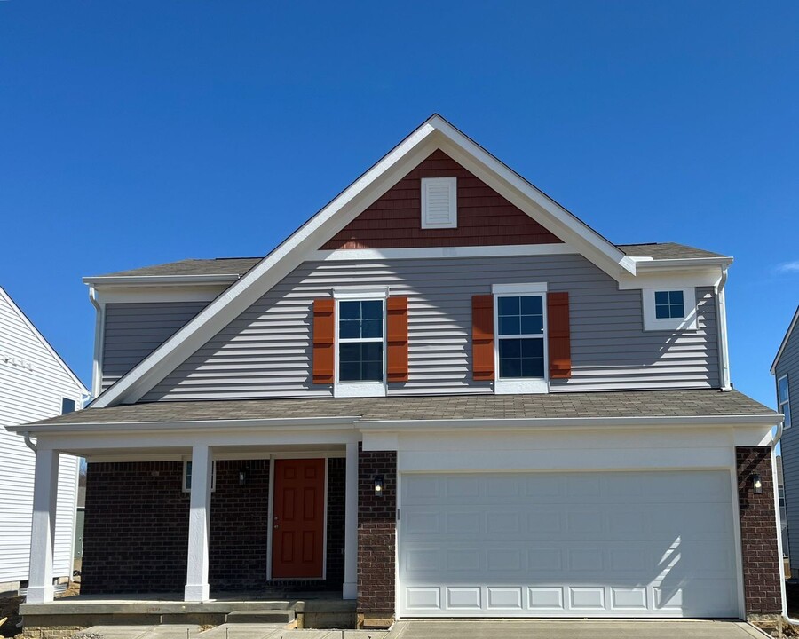 429 Waterlily Ln in Pataskala, OH - Building Photo