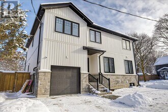 361 Queen St in Newmarket, ON - Building Photo - Building Photo