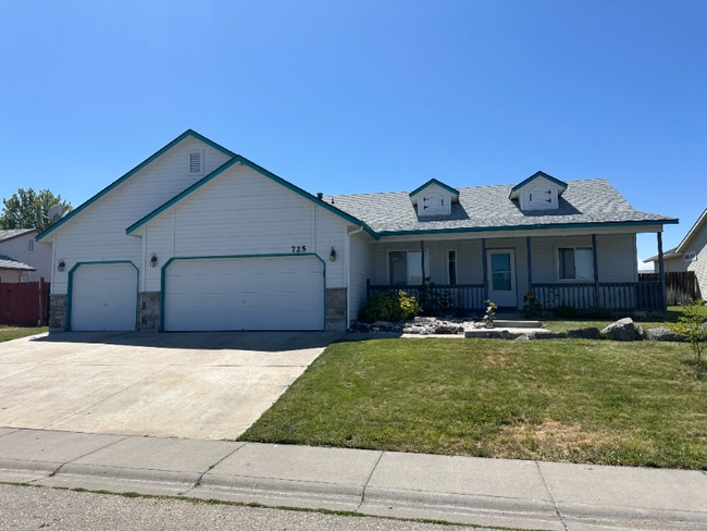 725 Gregory Ln in Mountain Home, ID - Building Photo - Building Photo