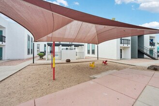 Casa Sol Apartments in Phoenix, AZ - Foto de edificio - Building Photo