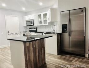 6361 N Falls Cir Dr in Lauderhill, FL - Foto de edificio - Building Photo