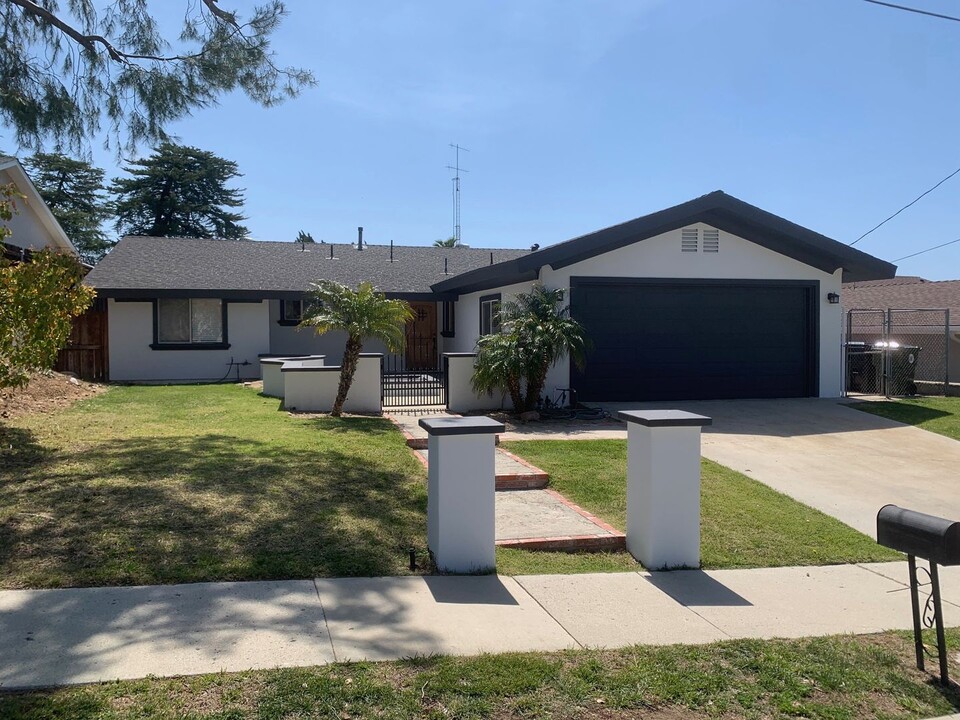 28210 Enderly St in Santa Clarita, CA - Building Photo