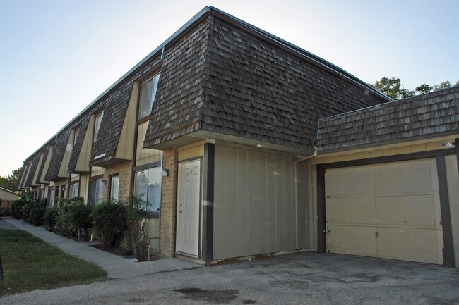 8449 Kelley Dr in Stockton, CA - Foto de edificio - Building Photo