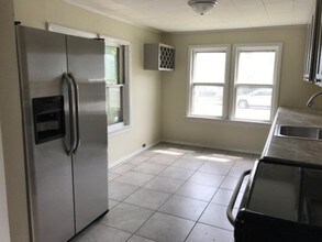 51 Bowdoin St, Unit B in Winthrop, ME - Foto de edificio - Building Photo