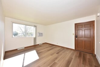 1104 Green Tree Rd in West Bend, WI - Building Photo - Building Photo